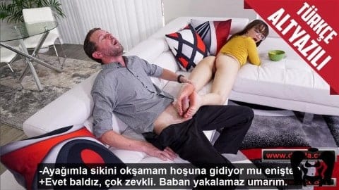 Ayaklarıyla Kayınbiraderine Kur Yapan Ve Amını Dillendiren Gözlüklü Sürtük Kayınbirader